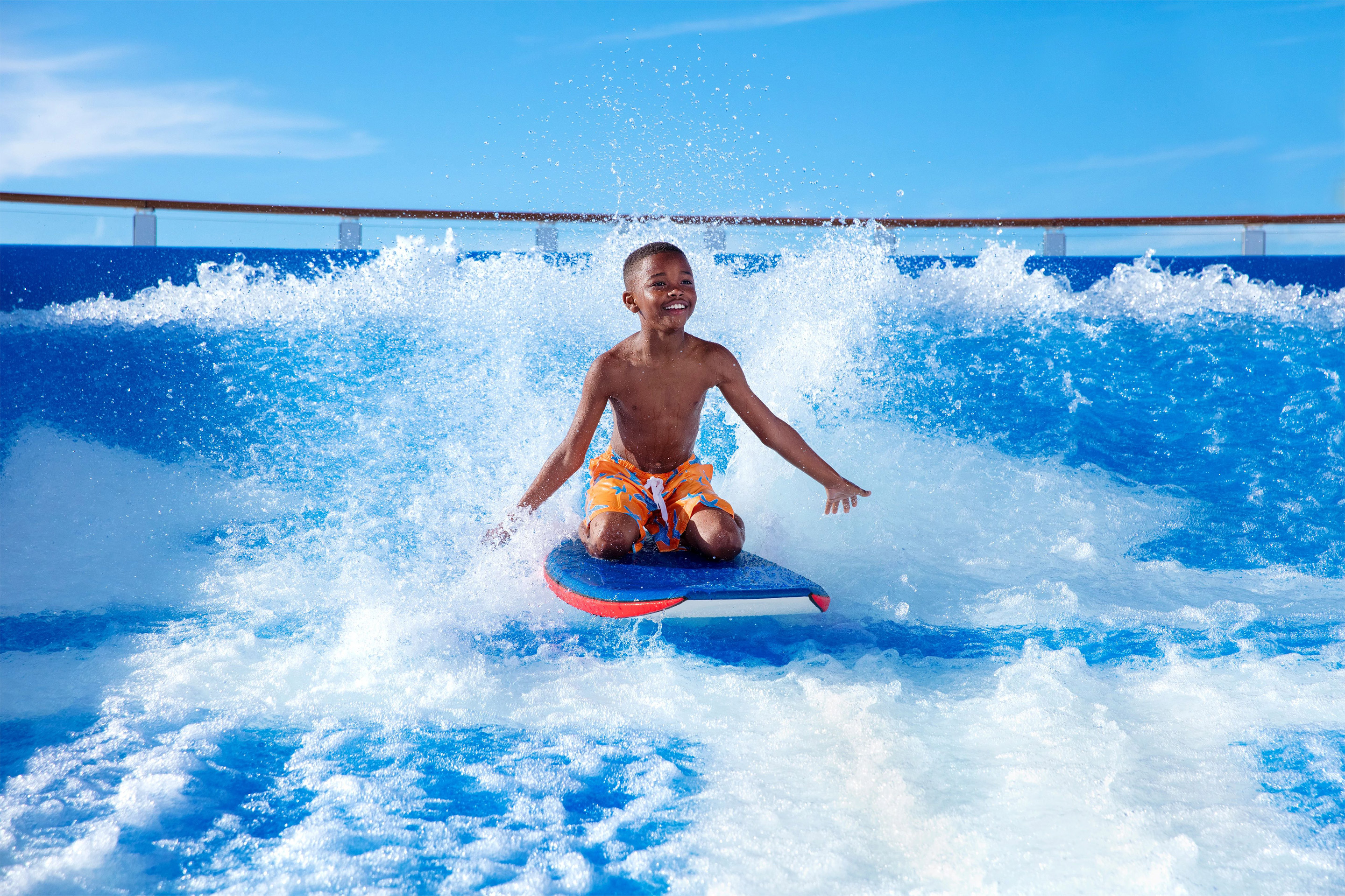 Garoto em uma prancha de bodyboard no FlowRider