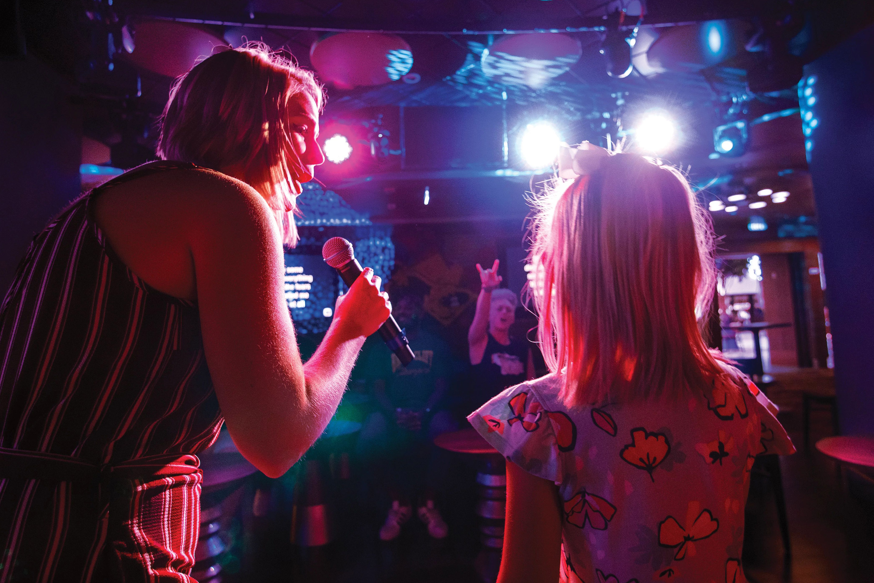 Mãe e filha cantando no Spotlight Karaoke